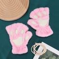 Detailansicht der rosa Plüsch Katzenpfoten Handschuhe mit weißem Tatzen-Aufnäher - Einheitsgröße / Rosa
