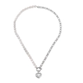 Détail d'un collier asymétrique avec perles, chaîne Figaro et pendentif en forme de cœur - Collier Cœur en Perles Couleur Acier (I704)