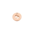 Dettaglio del ciondolo rotondo da 15mm in oro rosa con motivo a impronta di bambino - Oro rosa