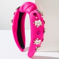 Détail de serre-tête noué rose avec pierres en cœur, perles et breloques LOVE - Rose rouge