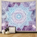 Vista dettagliata dell'arazzo mandala bohémien con effetto acquerello viola e blu - 73X95CM / Tessuto Spazzolato