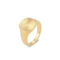 Detailansicht des vergoldeten Croissant-Rings mit strahlenförmigem Texturmuster - US 8 / Großer Sonnenblumen-Stil