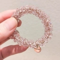 Bracelet et chouchou élégant en perles de cristal rose champagne avec médaille dorée - Cristal Rose Clair