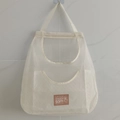 Hängender weißer Netzbeutel für Ingwer und Knoblauch mit braunem Deko-Etikett - Große Doppelschicht (40*50cm) / Gebrochenes Weiß