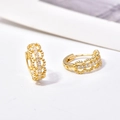 Eleganti orecchini a cerchio in oro con bordi perlati e pietre di zircone bianco - Oro