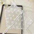 Dettaglio di bandana a triangolo in pizzo bianco con ricamo a farfalla e smerlo - Motivo Fiocco (SJJ04-7)