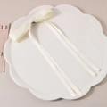 Fermaglio per capelli con fiocco bianco crema e nastri lunghi su piatto decorativo - Bianco Latte