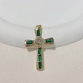Pendente a croce dorata con zirconi verdi rettangolari e pietra bianca centrale - Zircone Verde