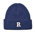 Berretto in maglia blu scuro invernale con ricamo lettera R bianca su sfondo bianco - Blu navy