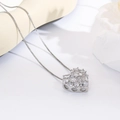 Primo piano dell'attuale collana con ciondolo a cuore argentata e zirconi brillanti - Stile Cuore Argentato (ZYN-DMK786P-A1)