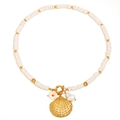 Collar de cuentas Heishi blancas con colgante de vieira dorada y perla barroca - Collar De Concha Blanca De Vieira - Dorado