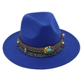 Dettaglio cappello fedora blu con fascia etnica, pietra turchese e pendente a foglia - Taglia unica (Tesa piatta) / Blu Zaffiro