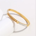 Elegante brazalete punk de acero inoxidable chapado en oro 18K con circonitas blancas - Brazalete Circón Chapado Oro (NV03-3)