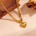 Gouden dubbellaagse hartjesketting met metalen kralen op een getextureerde achtergrond - Gouden Ketting (I306)