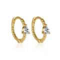 Detalle de los pendientes dorados con textura de cuerda y circonitas en forma de pera - Dorado-Circonita Blanca