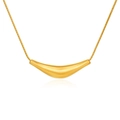 Dettaglio di un ciondolo a corno dorato su una catena in acciaio inossidabile lucido - Stile a Tubo Curvo Oro (MS-641C)