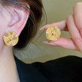 Orecchini a spirale tondi dorati con trama concentrica e dettaglio di perle centrali - Sfera Centrale con Texture a Spirale Oro (73#) / Oro