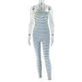 Dettaglio della tuta intera a righe bianche e blu con scollo all'americana aderente - S / Righe blu e bianche