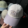 Dettaglio del ricamo Evil Rabbits 1993 sul cappellino da baseball vintage bicolore - L (58-60cm) / Rosa