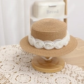 Detail van kinderstrohoed met witte kantrozen en een handig elastisch kinbandje - Kinderen / Strohoed / Khaki