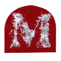 Dettaglio del berretto rosso con motivo jacquard a pixel della lettera M bianco e grigio - M (56-58cm) / Rosso