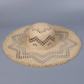 Detailansicht der sternförmigen Lochstickerei auf handgefertigtem Raffia-Strohhut mit Fransen - M(56-58cm) / Beige