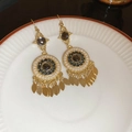 Detalle de pendientes boho con perlas y flecos de hojas doradas en un plato blanco - Gancho de oreja-Dorado-Negro
