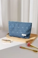 Détail de la trousse de maquillage en jean bleu avec motifs cœurs blancs et nœuds - Bleu Grand