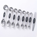 8-teiliges magnetisches Messlöffel-Set aus Edelstahl mit schwarzen Silikongriffen - Messlöffel und Abstreifer in Beutel, schwarz (F155BK)