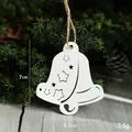 Campanella decorativa natalizia in legno bianco con stella intagliata, altezza 7 cm - Pendente Campana