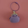 Llavero de berenjena hecho a mano a ganchillo en lana violeta con hojas y aro metal - Berenjena