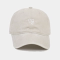 Dettaglio del ricamo a doppio cuore sul berretto da baseball in cotone beige lavato - Regolabile / Beige