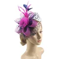 Fascinateur à fleur en résille magenta avec plumes bleu foncé et perles noires - Rose & Bleu Marine