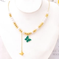 Elegante collar de mariposa dorada con colgante verde y perlas en un soporte blanco - Collar