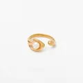 Minimalistischer vergoldeter offener Ring mit einer weißen Perle auf poliertem Band - Gold Stil (KD722)