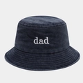 Dettaglio del ricamo bianco dad su un cappello a secchiello in denim lavato con cuciture - M (56-58cm) / Blu navy