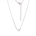 Vue détaillée du pendentif cœur avec lettre W gravée et sa chaîne réglable en acier - Lettre W / Acier