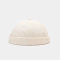 Vue détaillée de la texture du velours côtelé sur un bonnet docker beige sans bord. - Réglable / Blanc