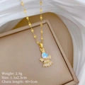 Detailweergave van gouden engelketting met opaal en afmetingen in een sieradendoosje - Roestvrijstalen Ketting met Koperen Hanger / Engel Hanger Ketting (D419)