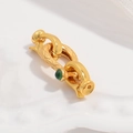 Detaillierte Makroansicht eines vergoldeten S925 Silber-Schmuckverschlusses mit grünem Edelstein - Goldener Hufeisenverschluss