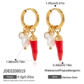 Détail de créoles en acier doré avec pendentifs piment rouge et perle blanche - Style Pendentif Perle Zirconium et Piment (JDE0208019)