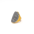 Vista dettagliata dell'anello ovale dorato con strisce di cristalli bianchi e neri - US 6 / Oro Zircone Bianco e Nero