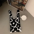 Detalle del bolso tote de punto con estampado floral negro y blanco para uso diario - Negro