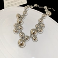 Dettaglio della collana a sfere d'argento sfumate posata su un piatto di ceramica - Collana - Argento
