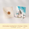 Pop-up-Grußkarte zum Lehrertag mit Blumen-Lehrer-Illustration und Umschlag-Set - Lehrer Hält Blumen Pop-up (HK8009-B)