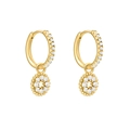 Détail de boucles d'oreilles créoles dorées avec zircons et pendentif floral - Fleur Or Blanc