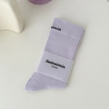 Wadenhohe lavendelviolette Rippstricksocken aus Baumwolle mit schwarzer Buchstabenstickerei - Hellviolett