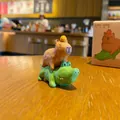 Kreative Capybara-Figur aus Harz mit Orange und Krokodil auf Holzoberfläche - Krokodilreiter