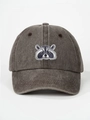 Détail de la broderie raton laveur sur une casquette de baseball en coton gris délavé - café