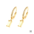 Dettaglio degli orecchini a goccia placcati oro 18K con micro-zirconi e cristalli gialli - Quadrato Giallo